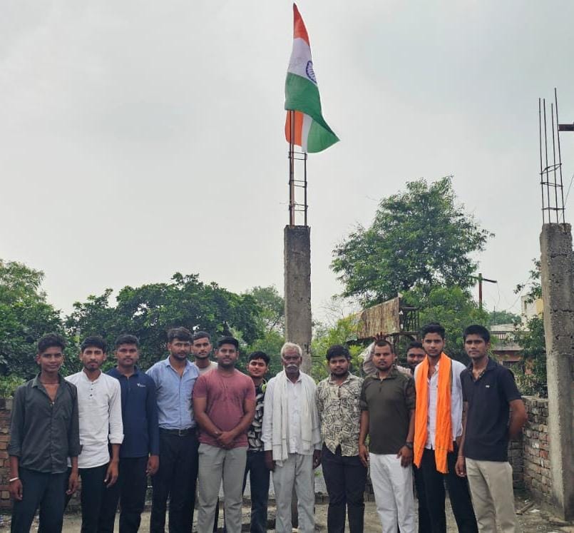 आवलखेड़ा स्थित मां गायत्री लाइब्रेरी पर 80वें स्वतंत्रता दिवस पर हुआ ध्वजारोहण, ओमवीर सिंह सोलंकी ने फहराया तिरंगा