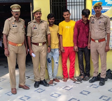 महावन पुलिस ने तीन शातिर चोरों को चोरी के माल और नकदी समेत किया गिरफ्तार