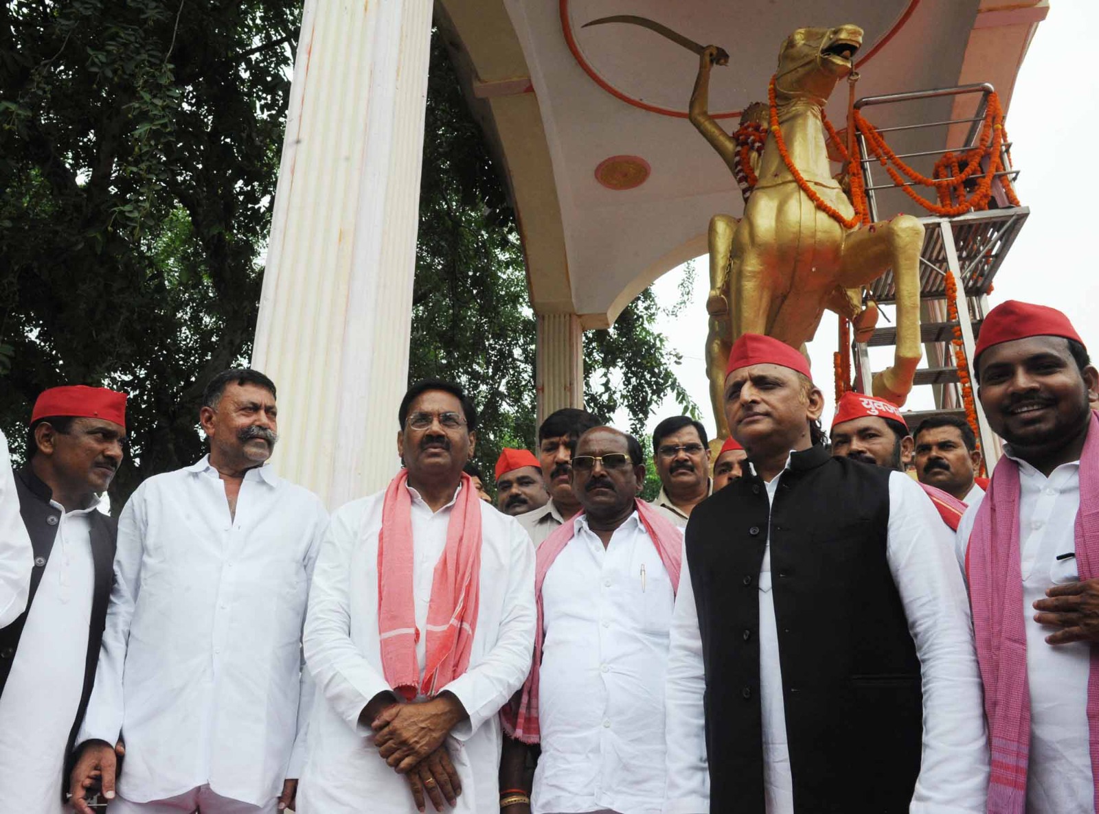 अखिलेश यादव ने वीरांगना अवंती बाई लोधी के जन्म दिवस पर किया माल्यार्पण