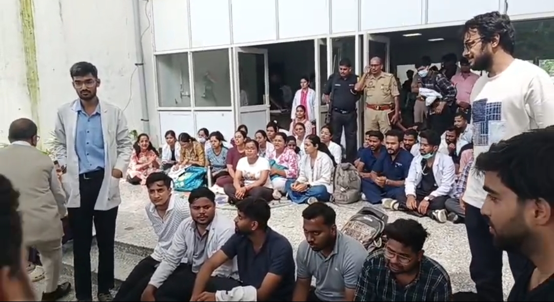 फिरोजाबाद मेडिकल कॉलेज में MBBS छात्रों का हंगामा, कर्मचारी पर छेड़खानी का आरोप