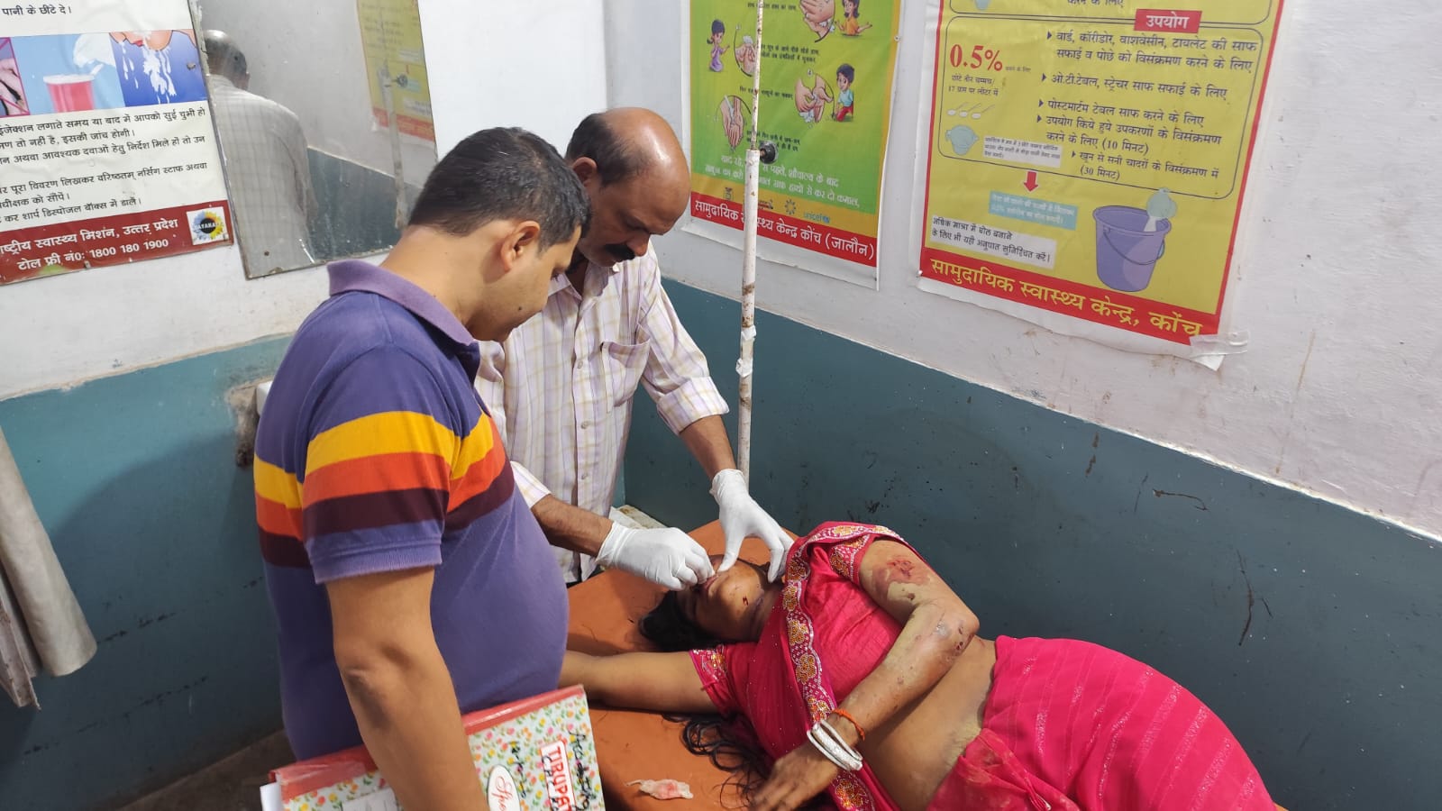 अचानक कुत्ता आने से बाइक हुई अनियंत्रित पति पत्नी सहित बच्ची घायल
