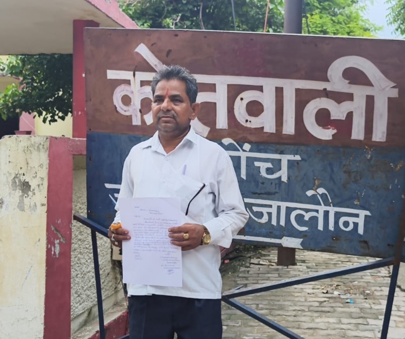 बकील व लेखपाल के बीच हुई तकरार के बाद पुलिस से की शिकायत