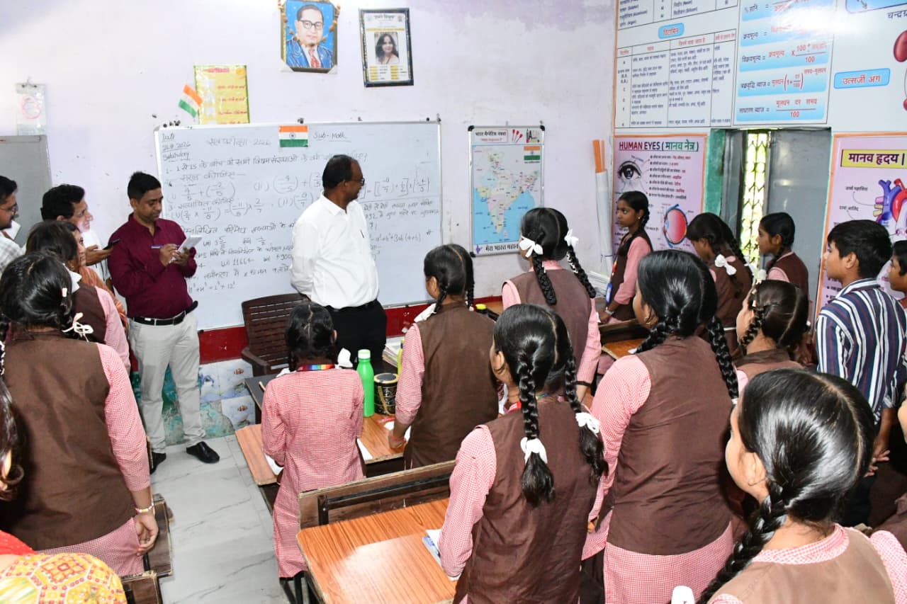 डीएम ने पीएम श्री कंपोजिट विद्यालय का किया औचक निरीक्षण, व्यवस्थाओं में सुधार के दिए निर्देशडीएम ने पीएम श्री कंपोजिट विद्यालय का किया औचक निरीक्षण, व्यवस्थाओं में सुधार के दिए निर्देश