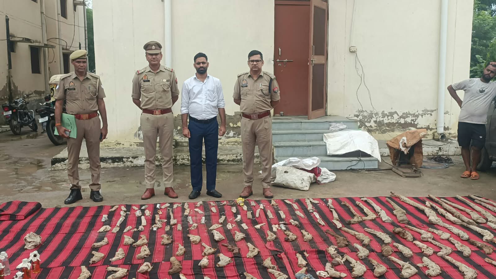 शिकोहाबाद पुलिस ने 256 मुकदमों के माल मुकदमाती का कराया निस्तारण, 40 लाख की शराब नष्ट