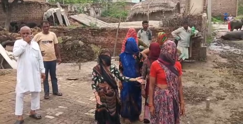 गांव करहला में दबंंगो की दबँगई के चलते रास्ते का निर्माण अटका, बारिश में ग्रामीणों की बढ़ी परेशानी