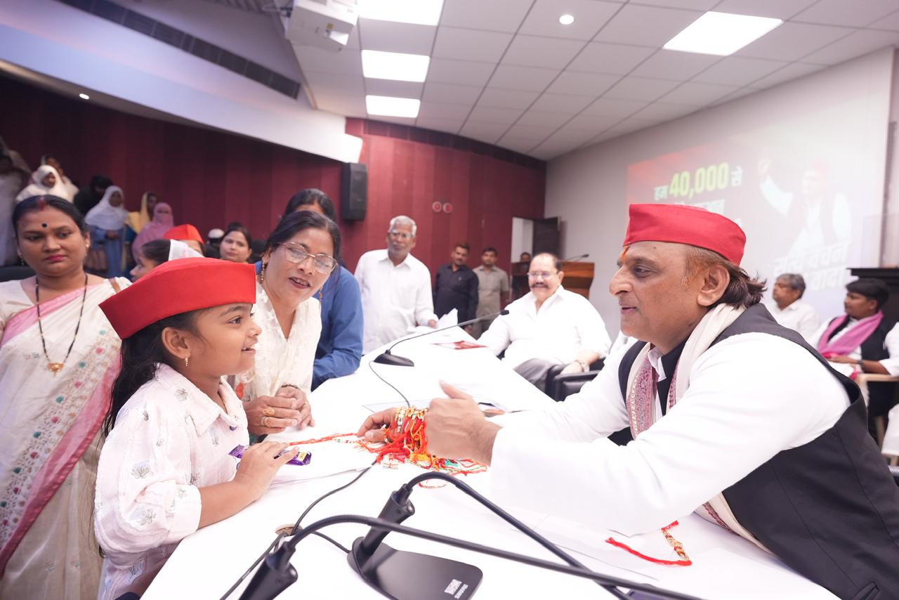सैकड़ो महिलाओं ने प्रिय भैया अखिलेश यादव को बांधी राखी