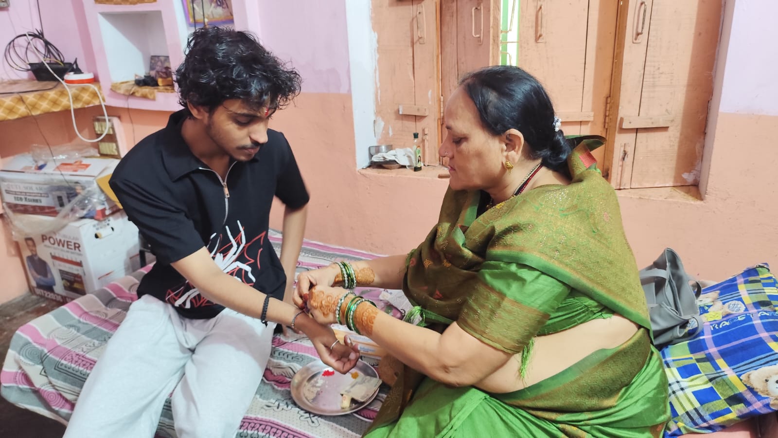 बहिनों ने भाइयों की कलाई में राखी बाँधकर मांगी लंबी उम्र की दुआ