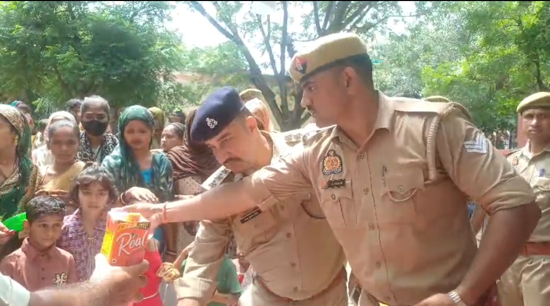 फिरोजाबाद जिला कारागार में बंद भाईयों से मिलने पहुंची बहने