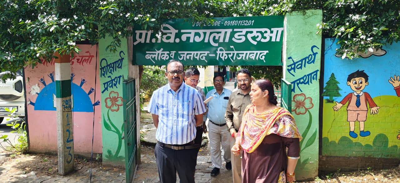 स्कूलों के औचक निरीक्षण में डीएम ने परखी शिक्षा की गुणवत्ता, जर्जर आंगनबाड़ी भवन ध्वस्त कराने के निर्देश