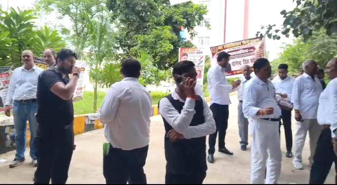 फिरोजाबाद बार चुनाव में बढ़ी चुनावी सरगर्मी, अधिवक्ताओं के मुद्दे बने चर्चा का केंद्र