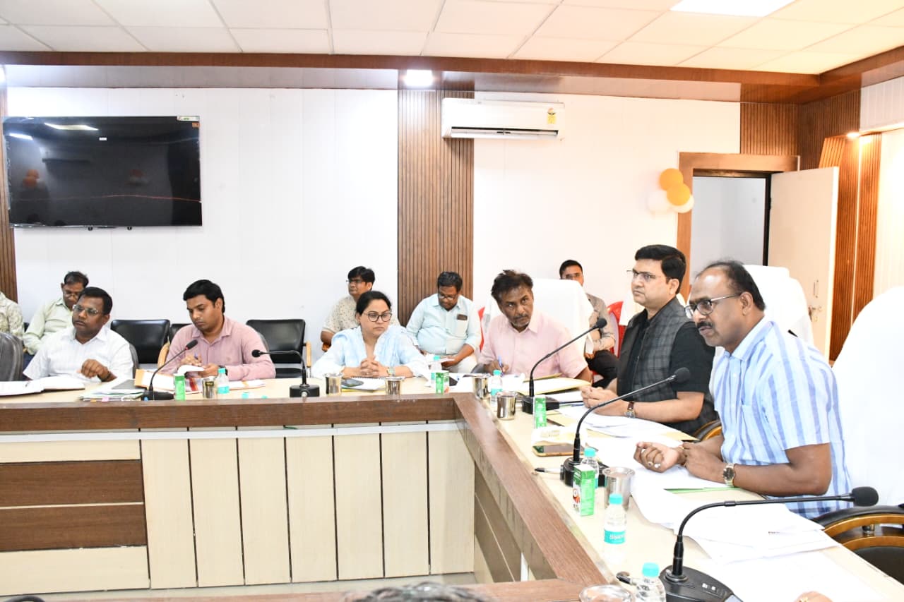 जनकल्याणकारी योजनाओं की समीक्षा में डीएम सख्त, लंबित शिकायतों पर होगी कार्रवाई