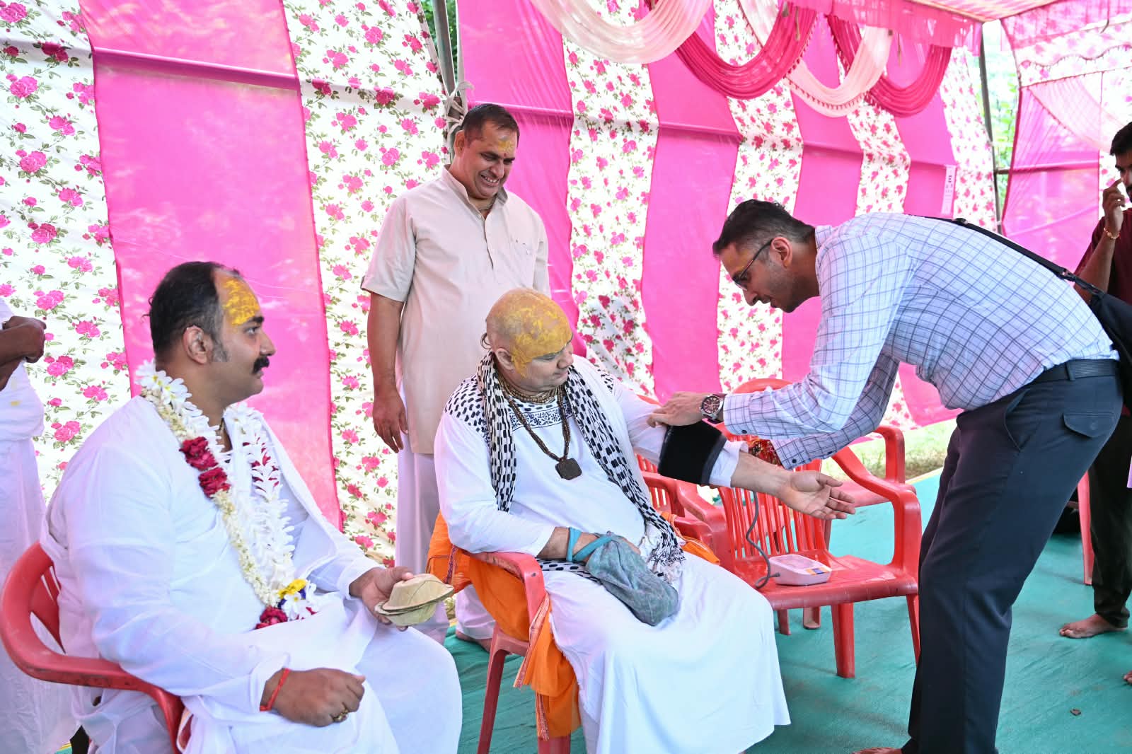 जटेरी धाम में ब्रजवासियों की सेवा को लगाया श्रीहित आरोग्य शिविर, श्रीहित राधावल्लभ सेवा ट्रस्ट व मेदांता के डॉक्टर्स ने दी सेवाएं