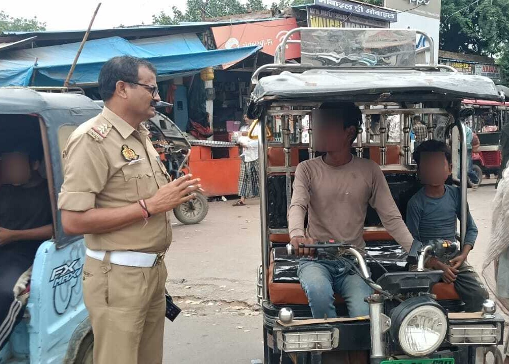 नाबालिगों के ई-रिक्शा चलाने पर यातायात पुलिस का शिकंजा, 13 ई-रिक्शा सीज
