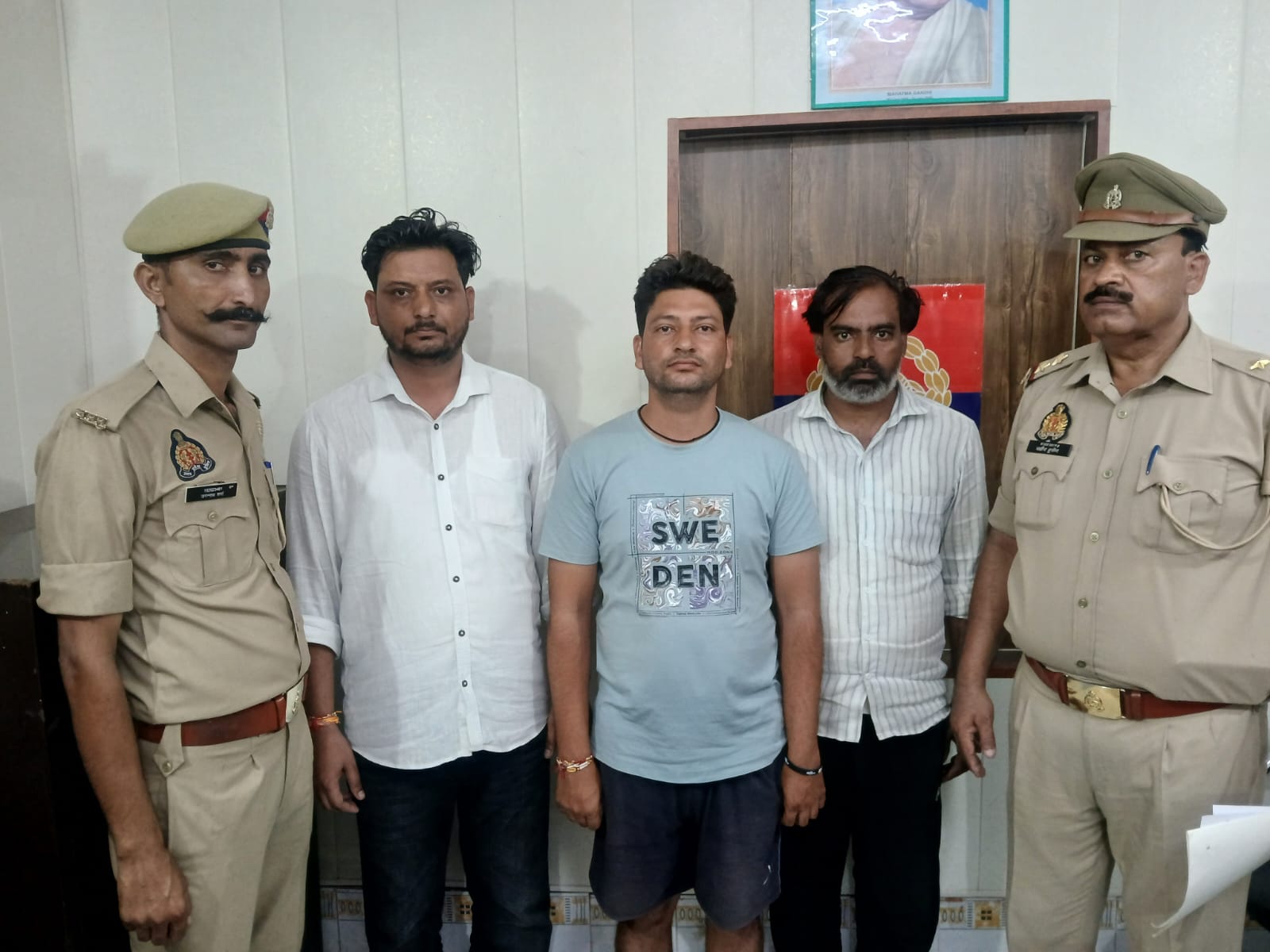 गैंगस्टर एक्ट में वांछित तीन आरोपी गिरफ्तार, शिकोहाबाद पुलिस की कार्रवाई