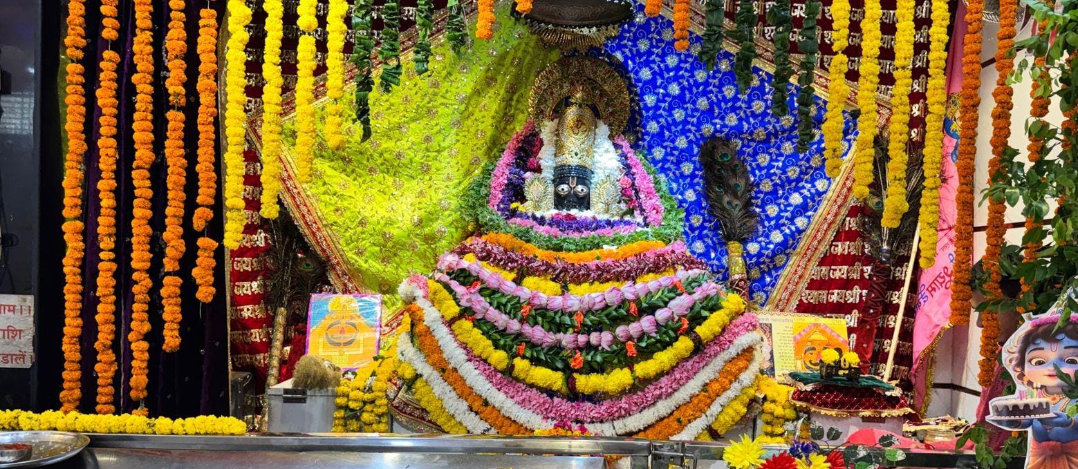 श्री दाऊजी महाराज खाटूश्याम मंदिर पर सजा भव्य फूल बंगला