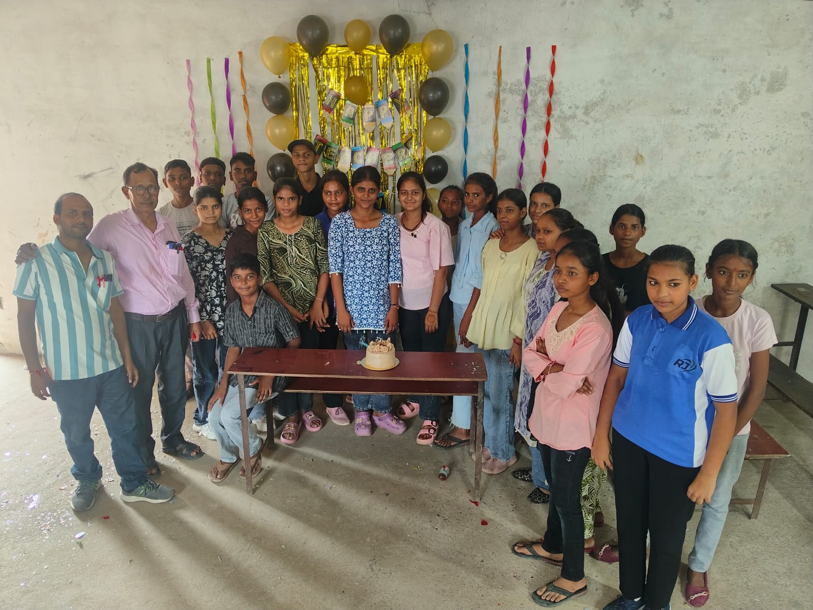 R.J. Coaching में धूमधाम से मनाया गया शिक्षक दिवस, विद्यार्थियों ने शिक्षकों को दिए उपहार