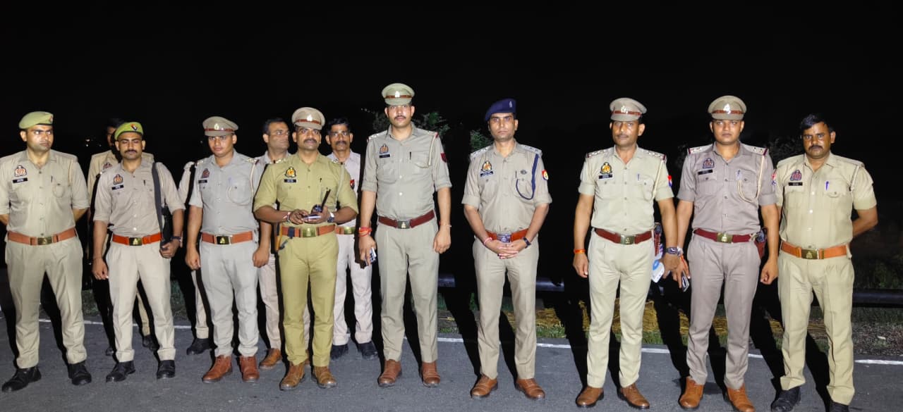 टूंडला में पुलिस मुठभेड़: सर्राफा दुकान में नकबजनी करने वाले तीन आरोपी गिरफ्तार, एक को लगी गोली