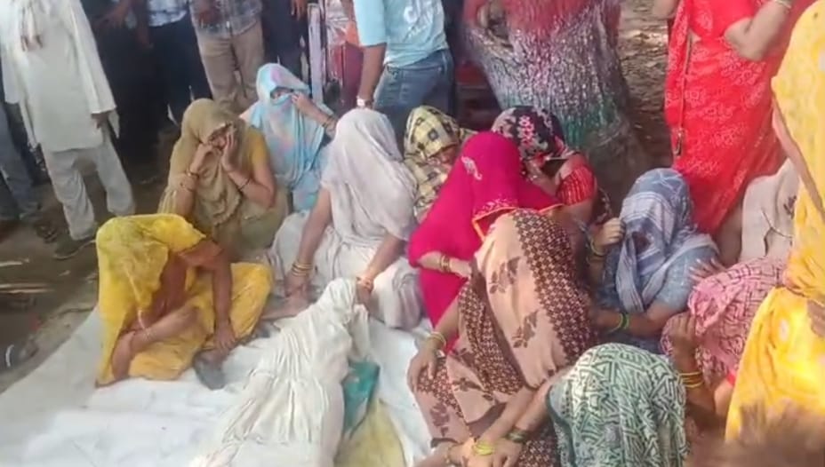 मृतक मज़दूर के परिजनों ने शव स्कूल के गेट पर रख कर किया हंगामा