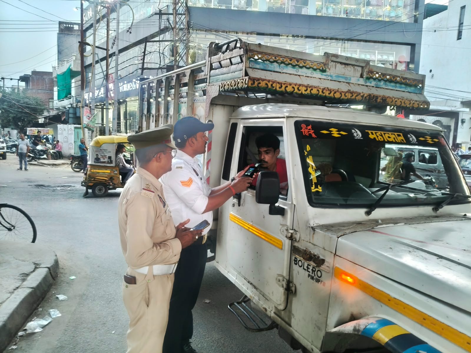 यातायात नियमों का उल्लंघन करने वालों पर कड़ी कार्रवाई, हेलमेट बैंक से किया जा रहा जागरूक