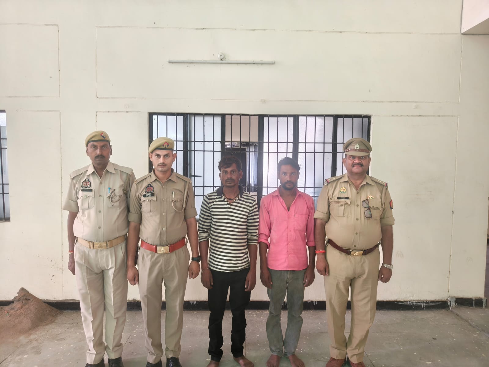 11 केवी लाइन के क्रॉस बेस एंगल चोरी करने वाले दो आरोपी गिरफ्तार, सामान बरामद