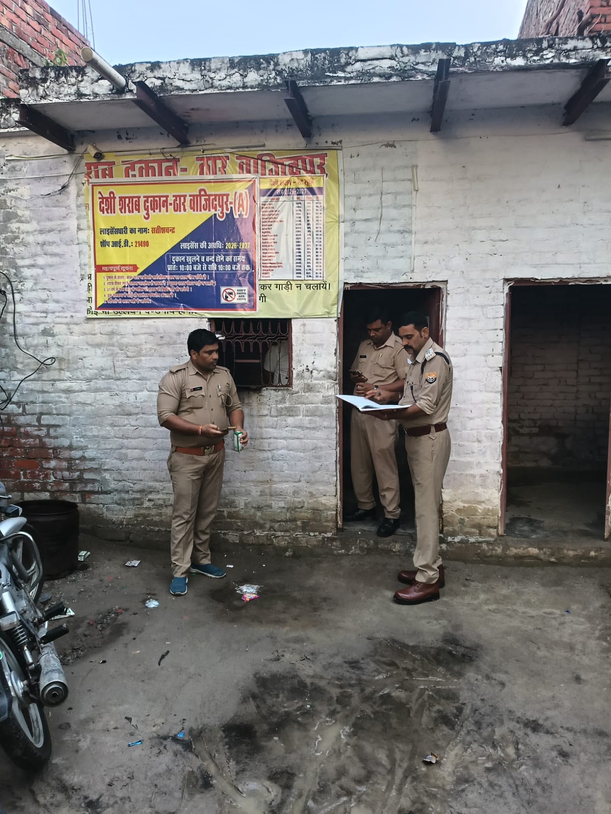 आबकारी विभाग ने शराब दुकानों का किया निरीक्षण, निर्धारित मूल्य पर बिक्री के निर्देश