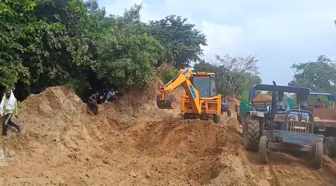 शिल्ट उठाने के नाम पर नहर की पटरी खोदने का आरोप, जेसीबी से मिट्टी खुदाई का वीडियो वायरल
