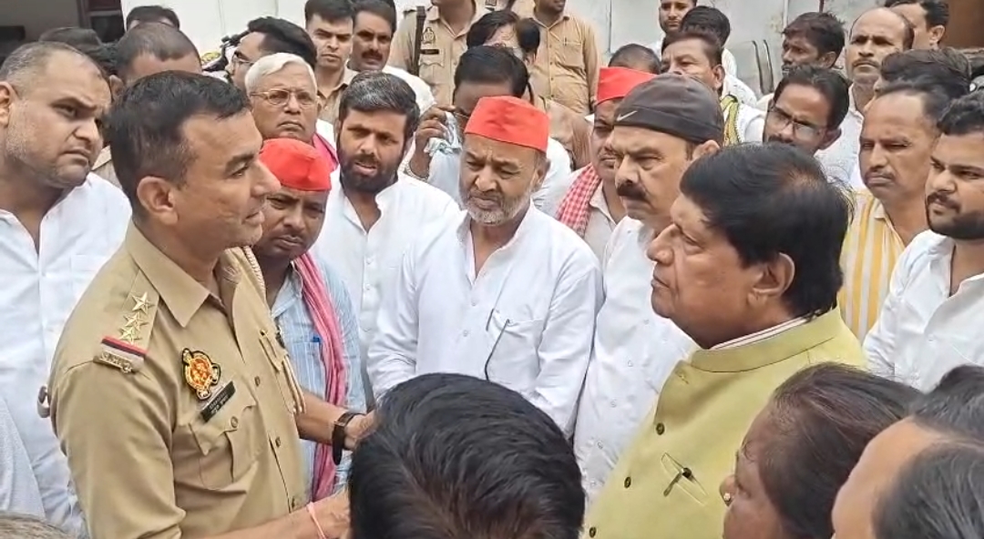 पीड़ित परिजनों से मिले सपा सांसद, कार्रवाई की मांग को लेकर थाने में शुरू किया धरना
