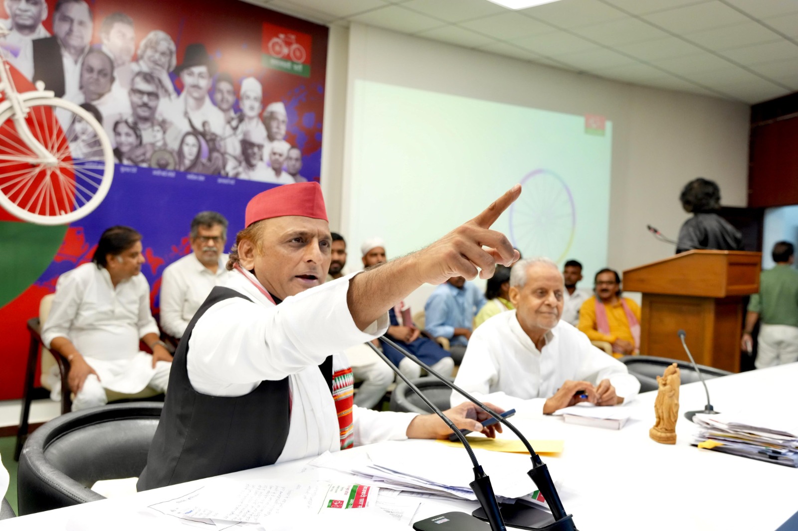 भाजपा की भाषा अलोकतांत्रिक है उनका एजेंडा समाज में नफरत फैलाना है: अखिलेश यादव