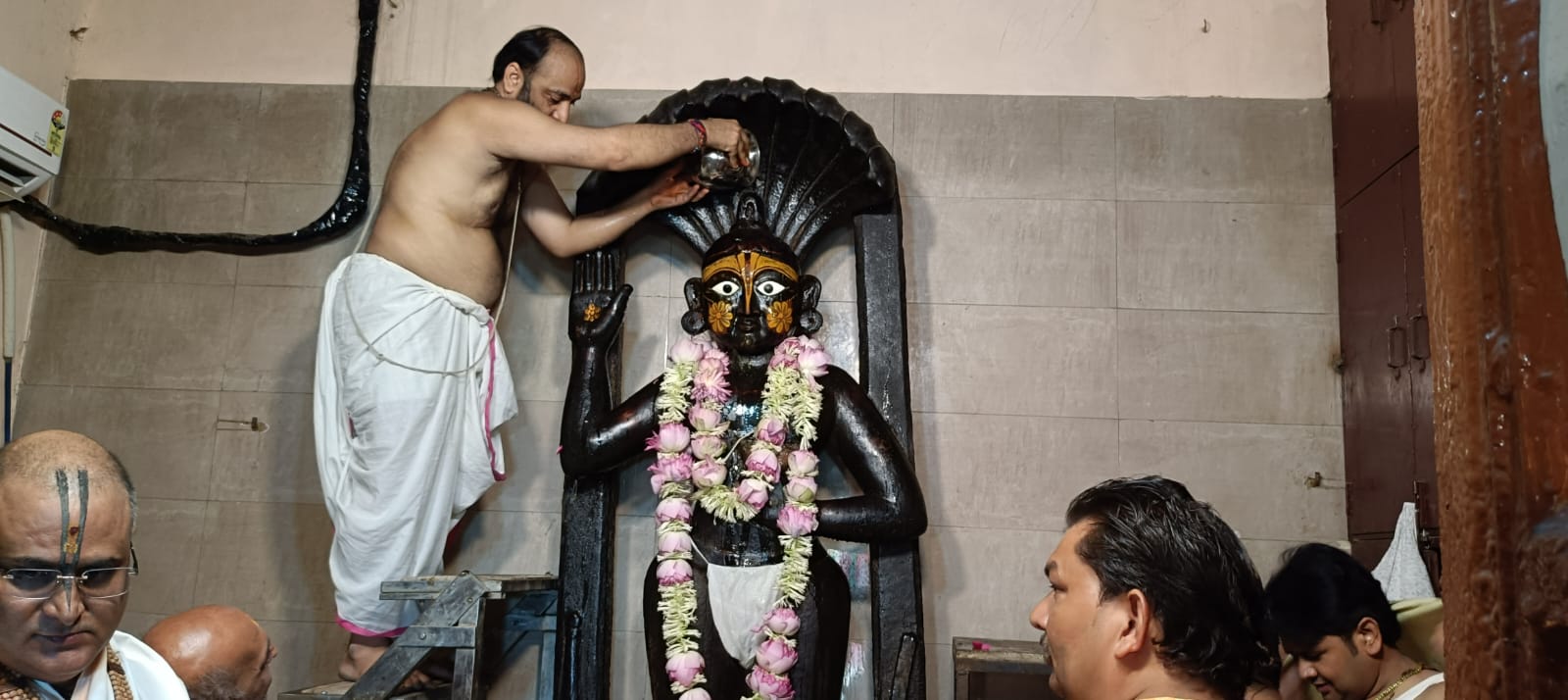 बलदेव छठ पर बड़े दाऊ जी मंदिर में भक्ति का महासागर, पंचामृत अभिषेक व छप्पन भोग के दिव्य दर्शन
