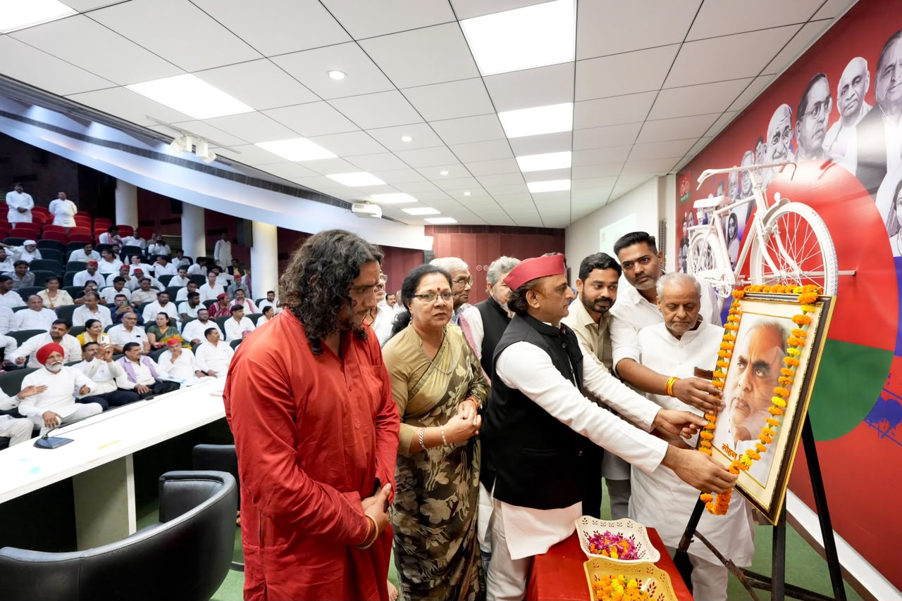 समाजवादी पार्टी के कार्यालय पर मनाई गई मोहन सिंह की 14वीं पुण्यतिथि
