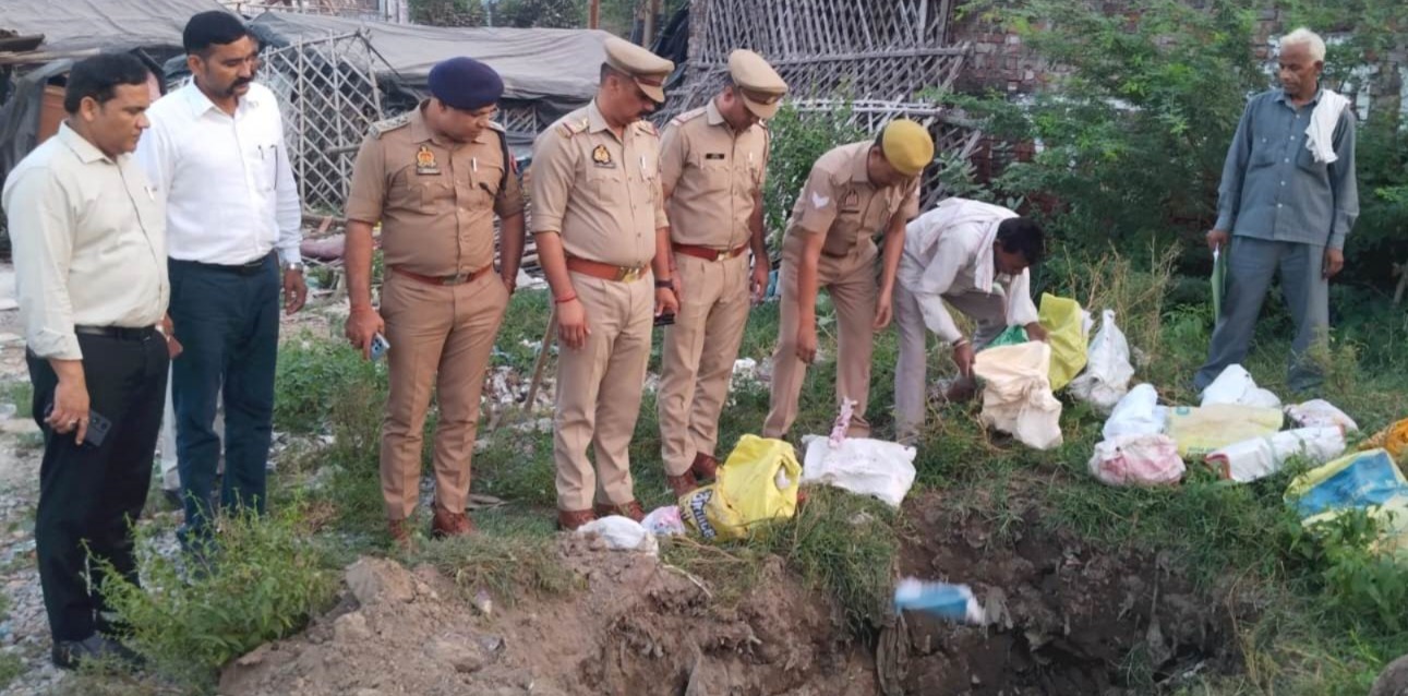 45 मुकदमों से संबंधित 192 लीटर अवैध देशी शराब का निस्तारण नगर मजिस्ट्रेट और सीओ सिटी की मौजूदगी में हुई कार्रवाई
