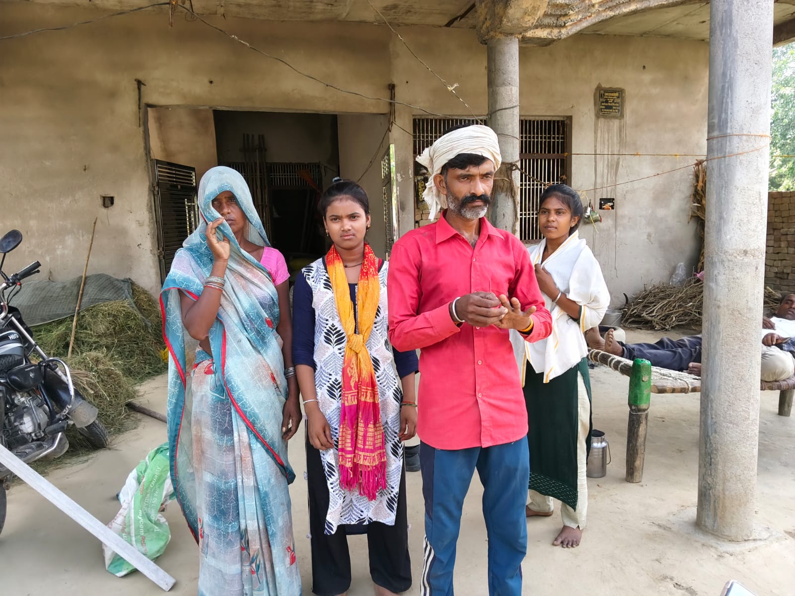 प्रधानमंत्री आवास योजना से बदली गरीब परिवार की जिंदगी, पक्का घर मिलने से रामनिवास के चेहरे पर आई खुशी