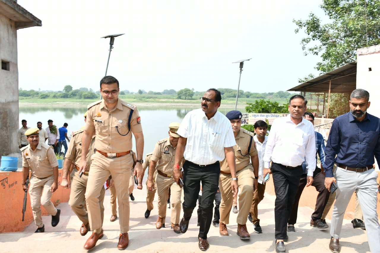 गणेश विसर्जन की तैयारियों को लेकर डीएम-एसएसपी ने पसीने वाले हनुमान जी घाट का किया निरीक्षण यातायात व्यवस्था को लेकर अधिकारियों को दिएं कंडें निर्देश