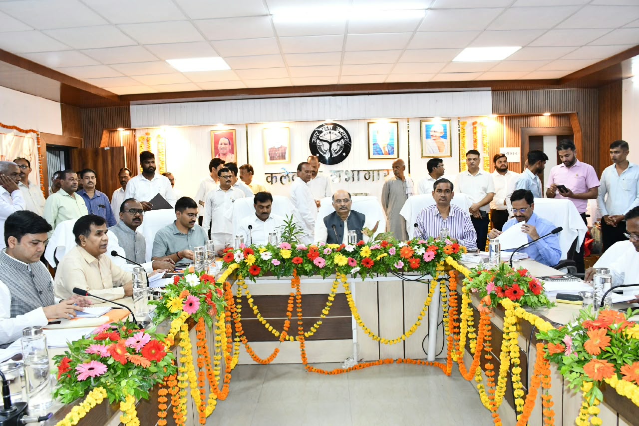 50 करोड़ से अधिक की विकास परियोजनाओं की मंडलायुक्त ने की समीक्षा, समय से पूरा कराने के निर्देश