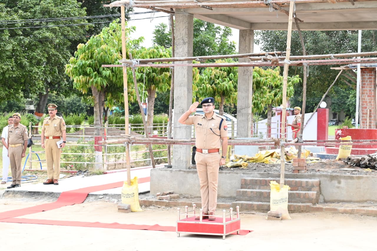एसएसपी ने पुलिस लाइन में शुक्रवार परेड की ली सलामी, खिलाड़ियों को शील्ड देकर किया सम्मानित