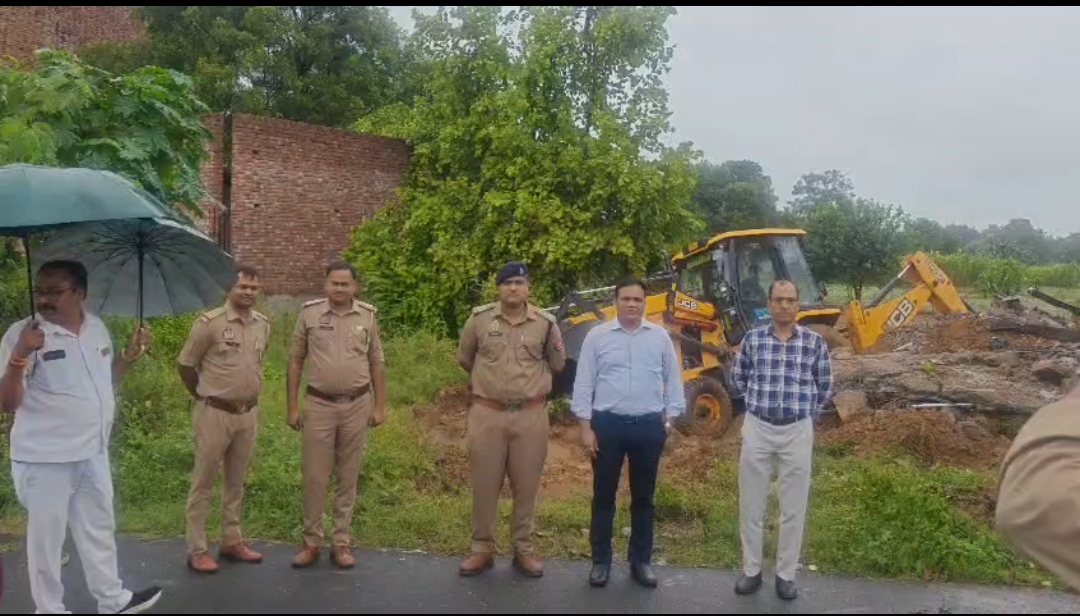 मक्खनपुर में हीरो एजेंसी के बगल में बनी दुकान पर चला बुलडोजर, धरने के बाद प्रशासन ने की कार्रवाई