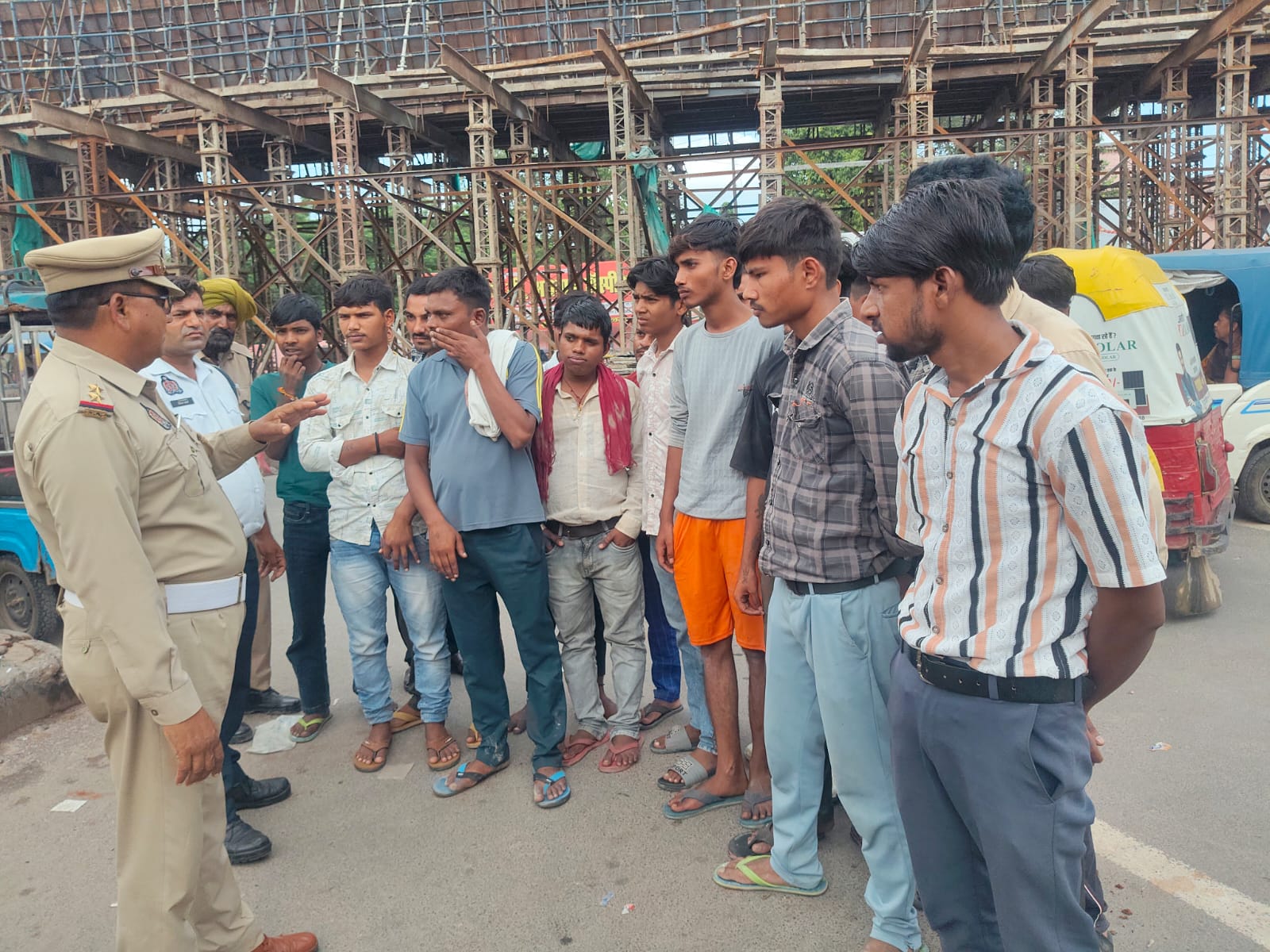 यातायात पुलिस ने चलाया विशेष चेकिंग अभियान, 7 वाहनों से उतरवाई काली फिल्म