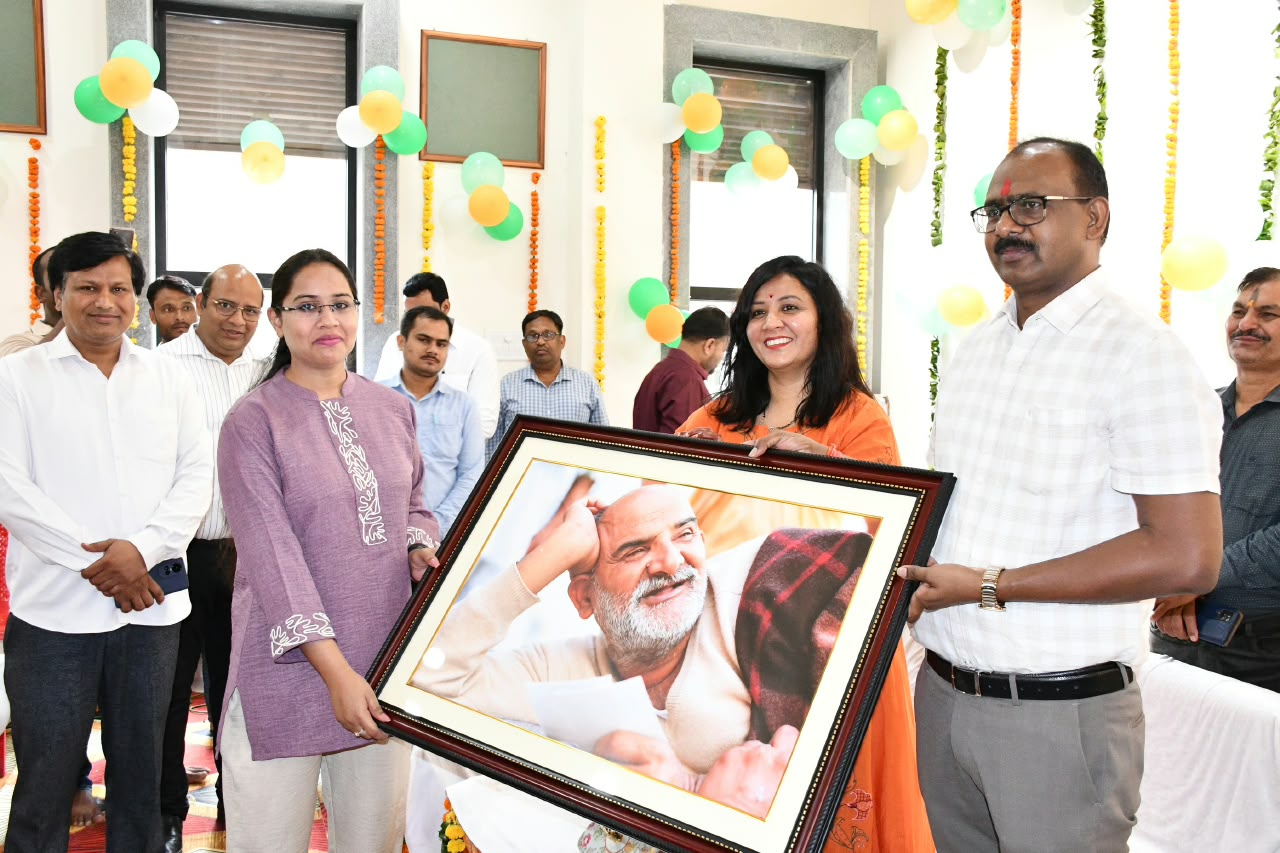 विश्व पर्यटन दिवस पर नीब करोरी धाम पहुंचे 120 विद्यार्थी, डीएम ने किया संवाद; ज्ञान और मानवता का दिया संदेश