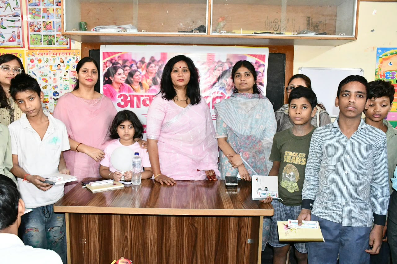 राजकीय बाल गृह पहुंचीं आकांक्षा समिति की अध्यक्ष नेहा शर्मा, बच्चों को बांटी पठन-पाठन सामग्री