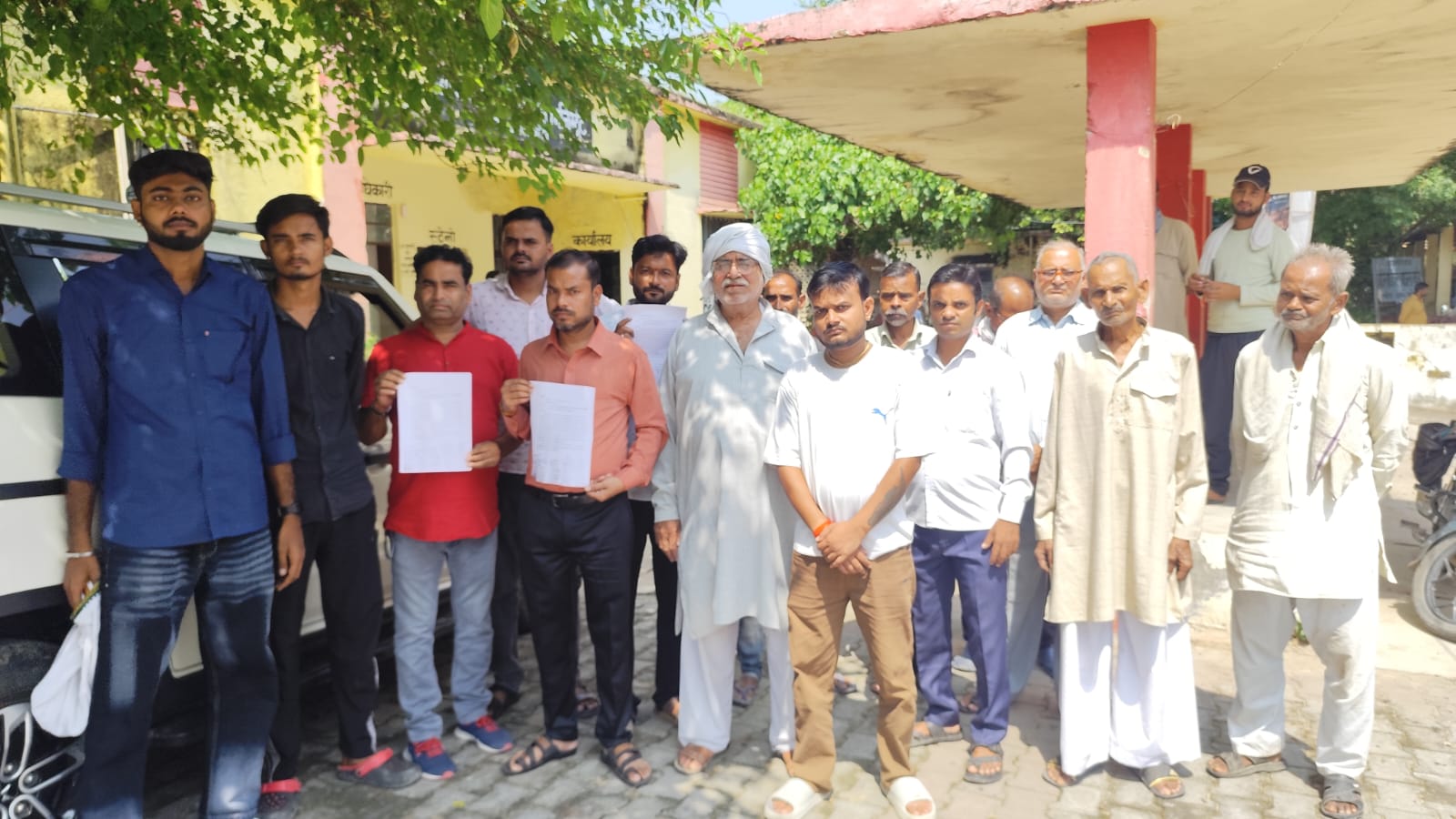 तालाब पर अवैध अतिक्रमण के खिलाफ ग्रामवासी हुए लामबंद