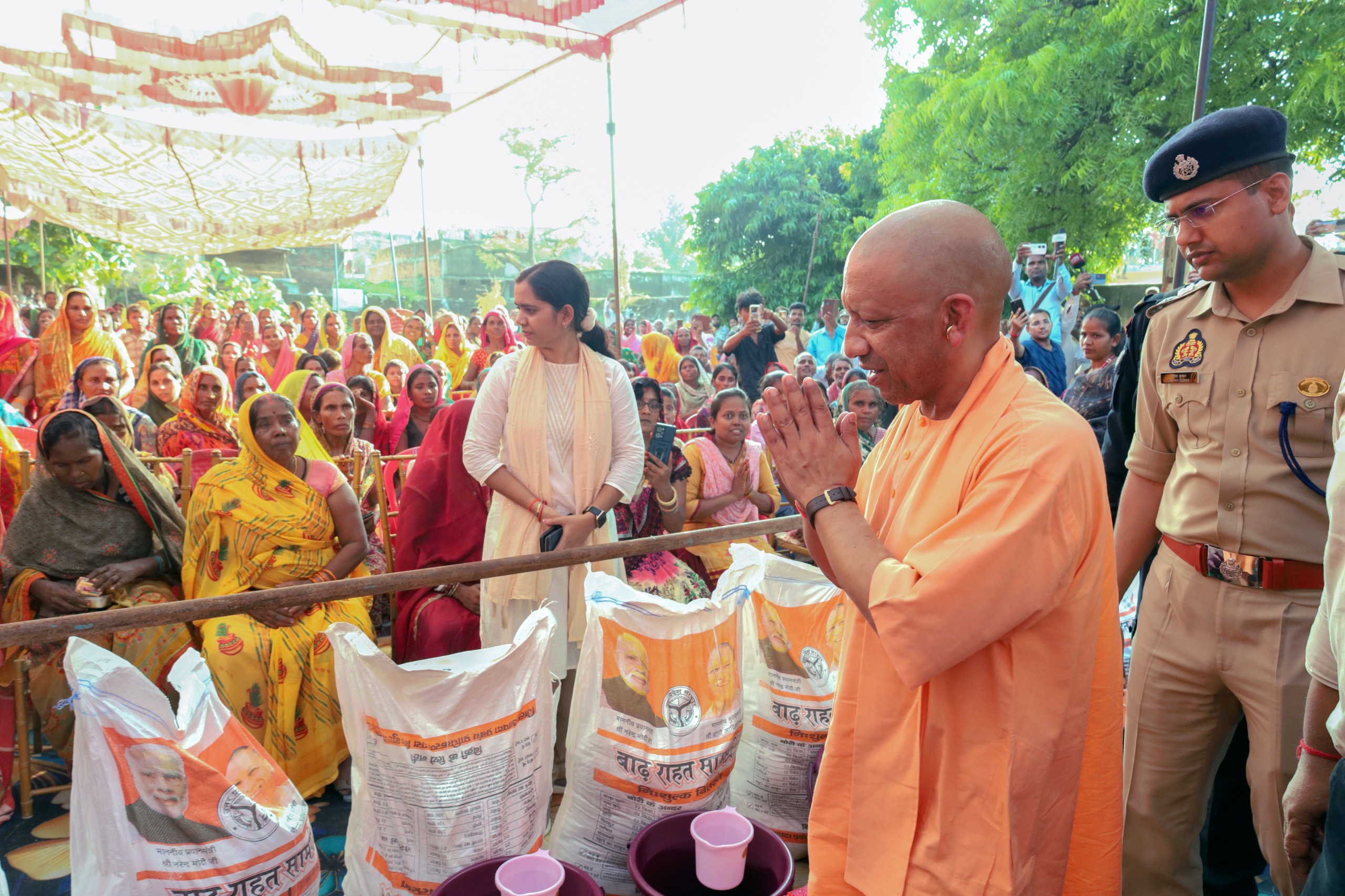 एपी तटबंध का हाल जानने को कुशीनगर में ग्राउंड जीरो पर पहुंचे सीएम योगी