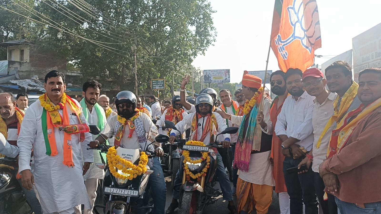 बड़नगर-वाराणसी सेवा संकल्प यात्रा का राया में जोरदार स्वागत, पुष्प वर्षा से हुआ अभिनंदन