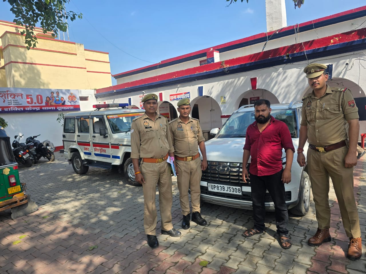 टोल प्लाजा के पास चलती कार से स्टंट करने का मामला, 24 घंटे के अंदर टूंडला पुलिस ने की कार्रवाई
