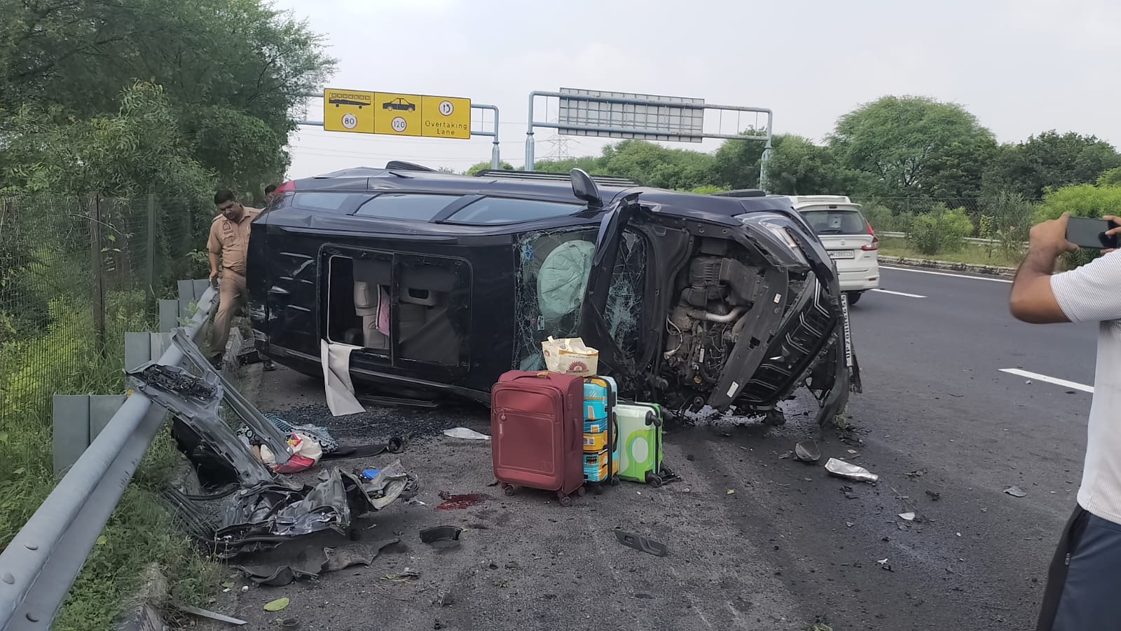 आगरा-लखनऊ एक्सप्रेसवे पर सड़क हादसे में इटावा के डीएफओ समेत दो की मौत