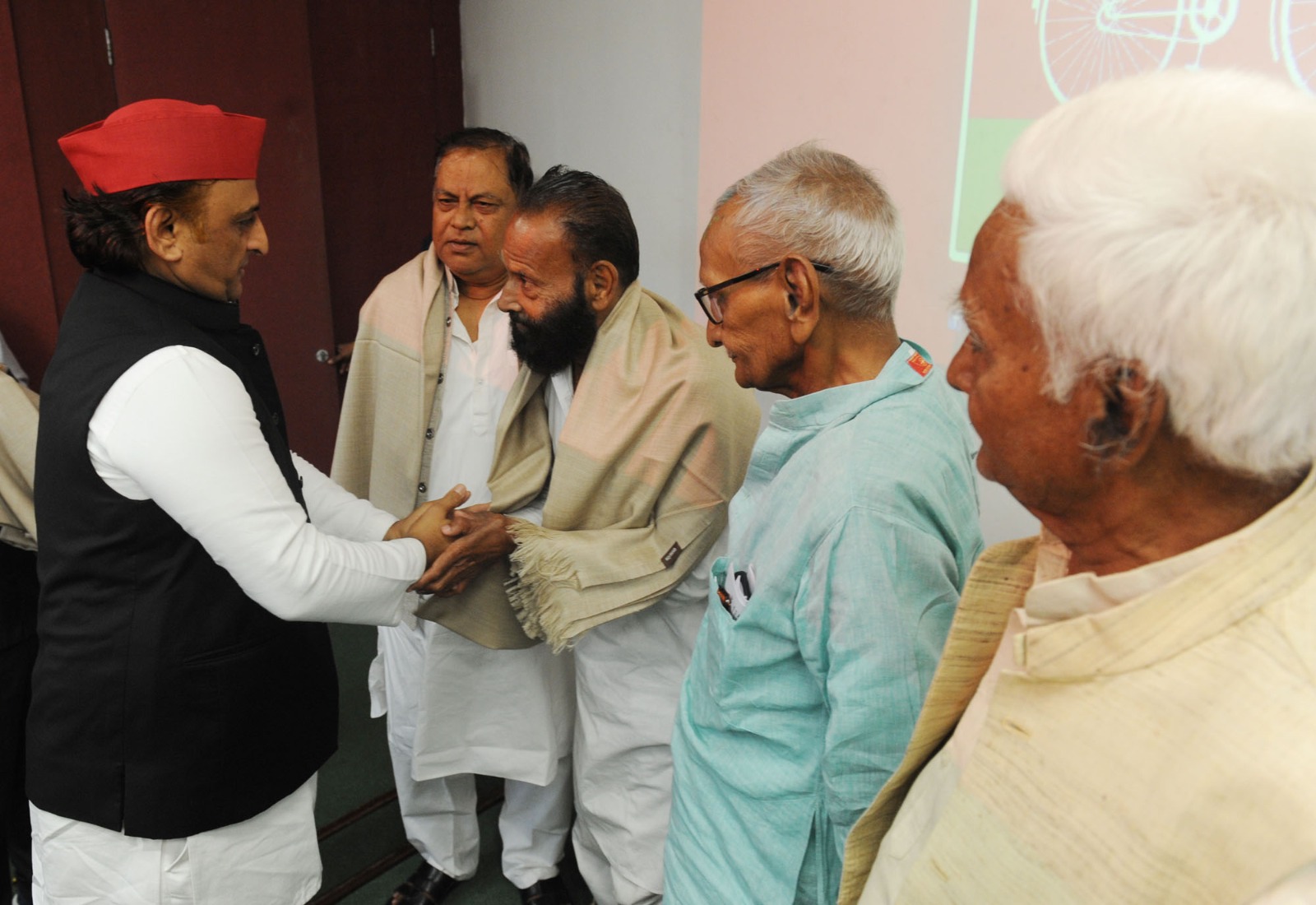 अखिलेश यादव ने लोकतंत्र रक्षक सेनानियों को किया सम्मानित