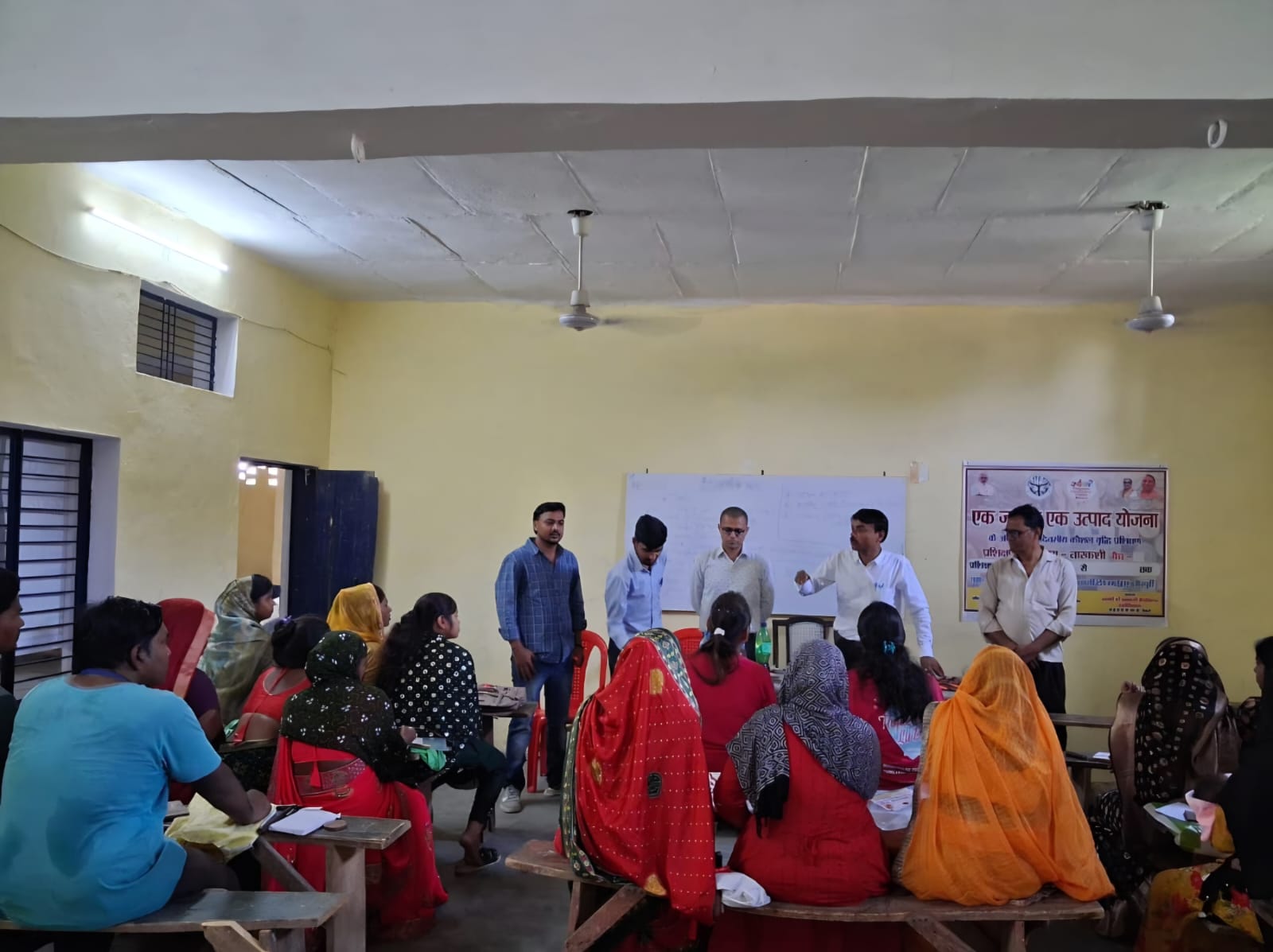 मैनपुरी में तारकशी कारीगरों को मिल रहा 10 दिवसीय आधुनिक प्रशिक्षण, भोजन की गुणवत्ता भी उत्तम
