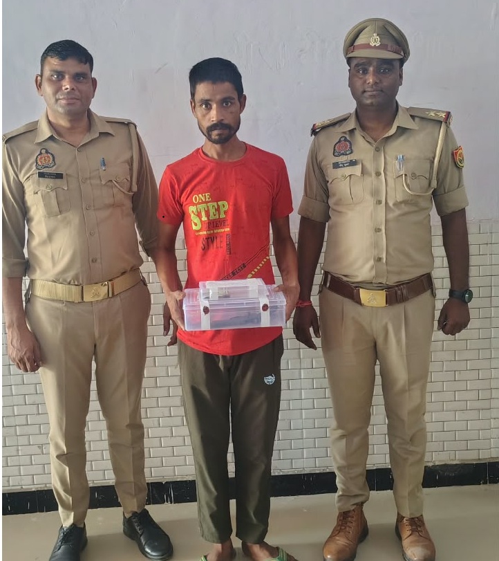 रामगढ़ पुलिस ने वांछित आरोपी को अवैध तमंचे समेत पकड़ा