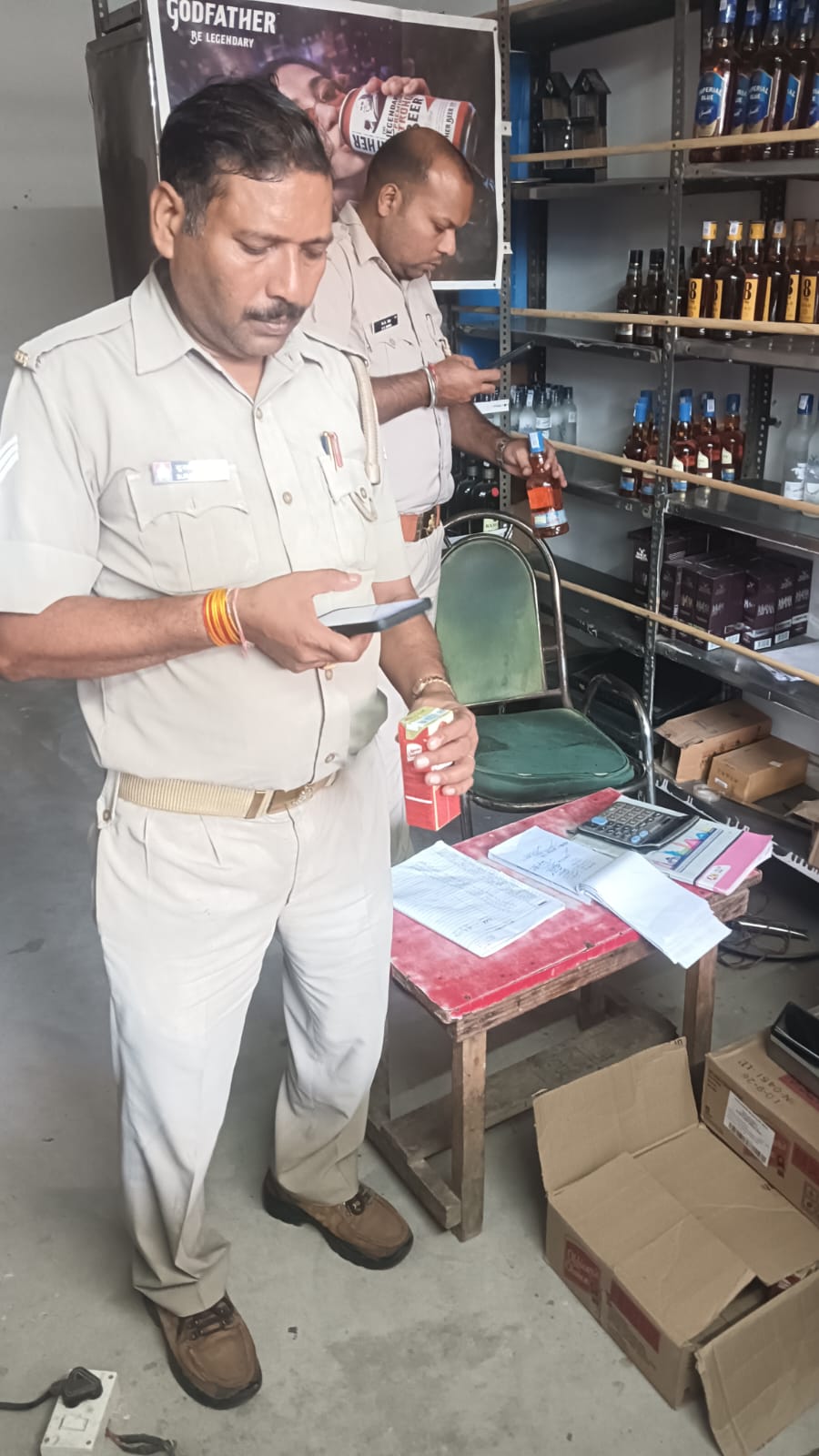 आबकारी विभाग ने देशी व कंपोजिट शराब की दुकानों का किया निरीक्षण