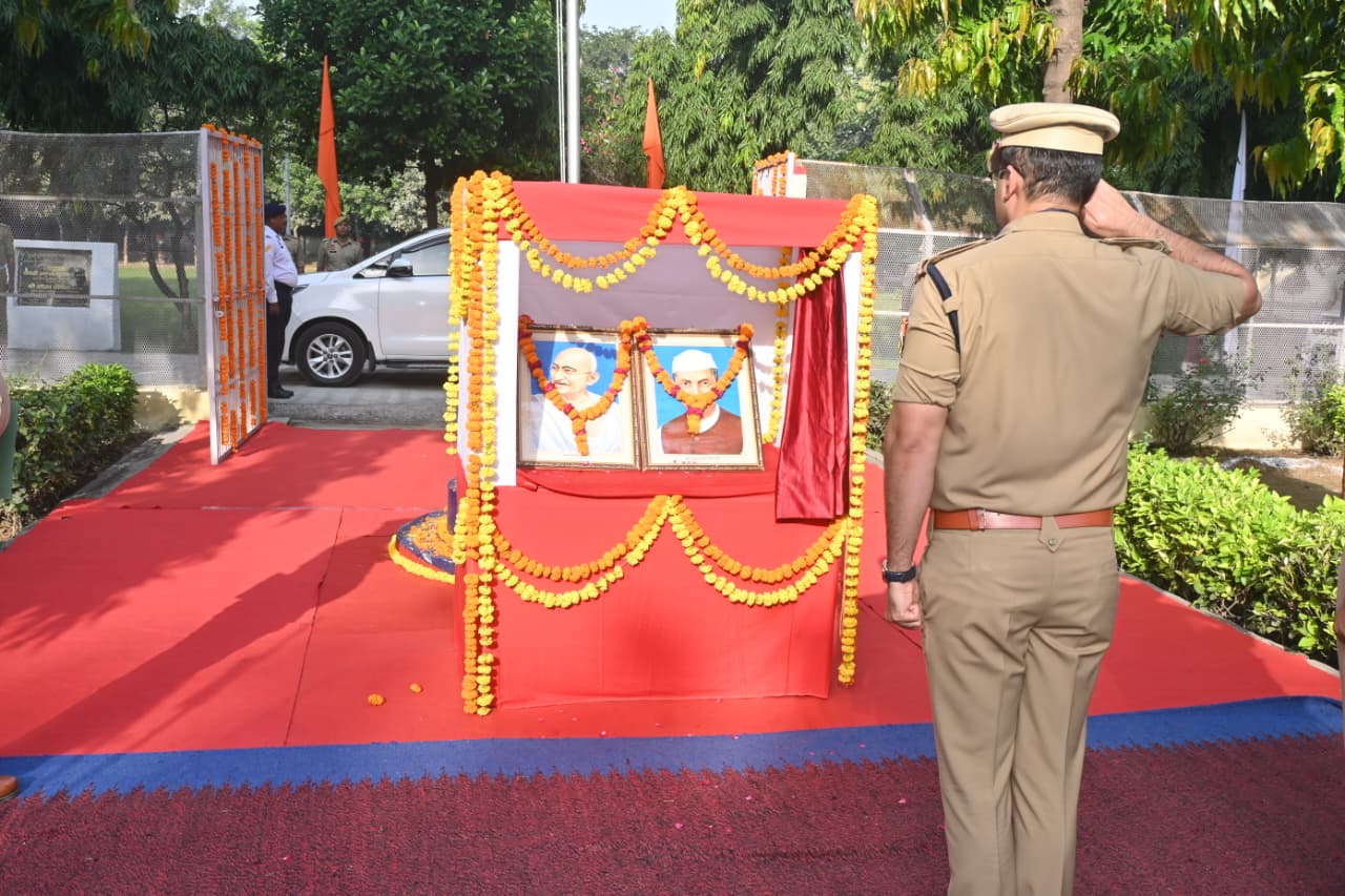 पुलिस लाइन में गांधी-शास्त्री जयंती मनाई, एसएसपी ने दिलाई सत्य-अहिंसा व कर्तव्यनिष्ठा की शपथ