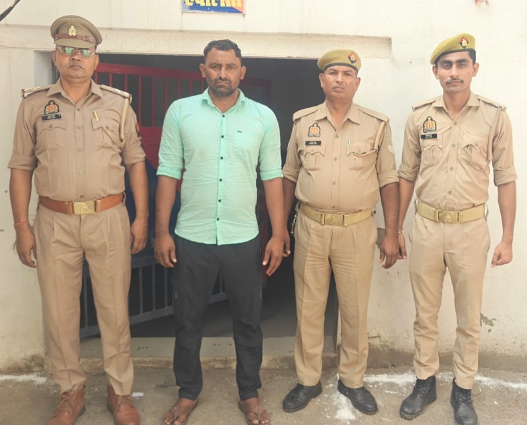 25 हजार रुपये का इनामी वांछित अभियुक्त गिरफ्तार, तमंचा-कारतूस और चोरी के 3500 रुपये बरामद